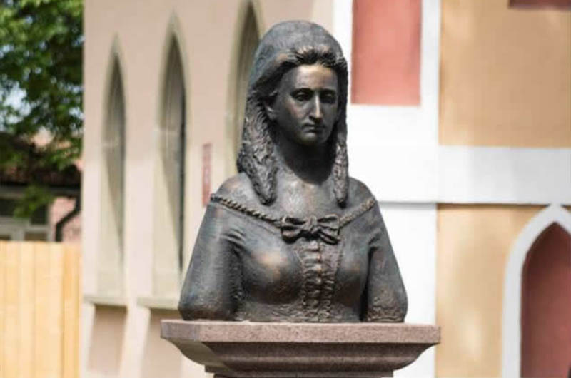 Szentkereszty Stephanie Egyesület - Bárónő mellszobra